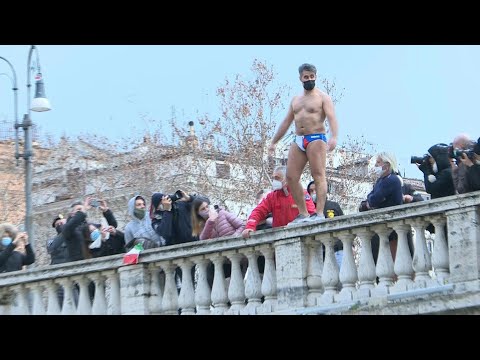 Römer begrüßen das neue Jahr mit Sprung in den Tiber | AFP