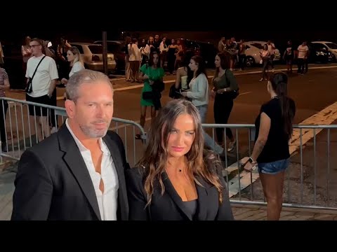 PRIJINA MAJKA SA DEČKOM NA TREĆEM KONCERTU Skockali se do bola, a Borka nikad elegantnija