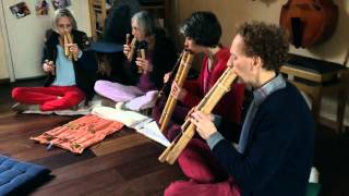 Contact & muziek speelt op bamboefluiten Mother, Father, Divine Light