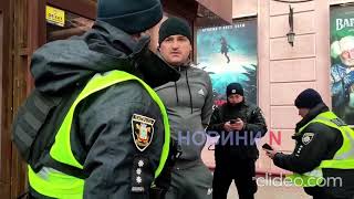 Мужчину с помповым ружьем в руках задержали возле кинотеатра с детьми в Николаеве (видео)