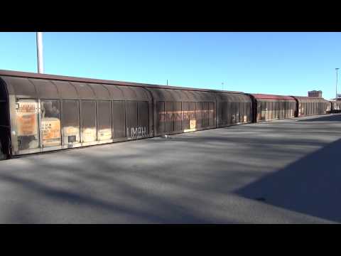 VAGONI MERCI IN MOVIMENTO NELLA STAZIONE DI CUNEO.  22 - 2 - 2014.