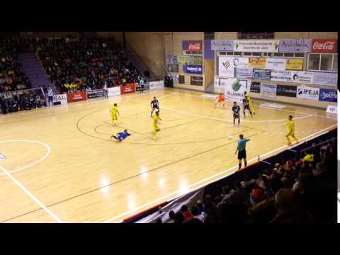 Boyis dispara cruzado desviado tras lograr soltar a Rivillos, que lo llevaba colgado