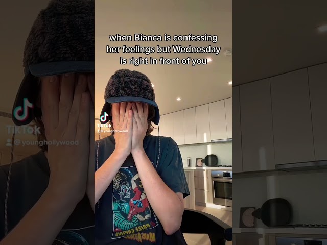 Vídeo relacionado con Chaks - Uniforme escolar de Xavier Thorpe para hombre, disfraz oficial de Miércoles, conjunto de 3 piezas para Halloween y Carnaval
