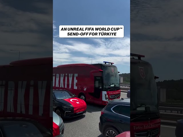 The Türkiye national team is now bound for North America after this massive convoy 🇹🇷 #FIFAWORLDCUP™