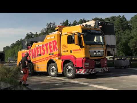 Sattelzug stürzt auf A 93 um: Komplettauftrag für den Abschleppdienst Hofmeister