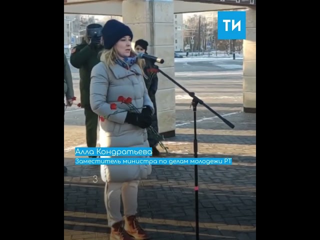 В день неизвестного солдата в Казани молодые активисты возложили цветы к вечному огню