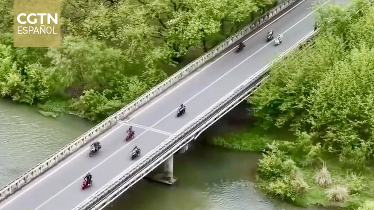 Motociclistas de todo el mundo acuden al distrito montañoso de Jinyun, China