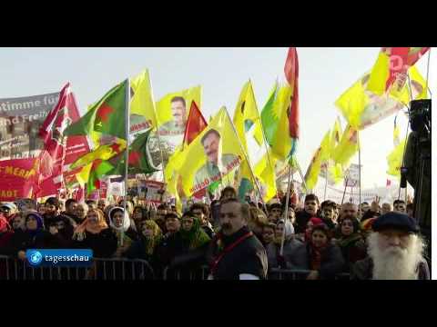 Mindestens 20.000 Aleviten und Kurden haben sich in Köln versammelt,