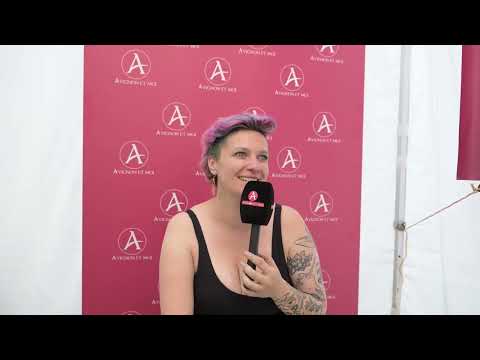 Interview : La bise aux inconnu.es