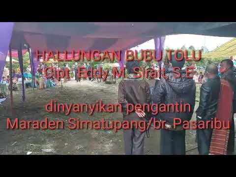 Pengantin menyanyikan " hallungan bubu tolu"