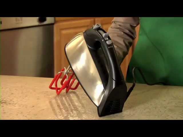 Vídeo relacionado con Amazon Basics Batidora de mano eléctrica, 6 velocidades con turbo, caja de almacenamiento a presión, 400 vatios, Mediano, color negro