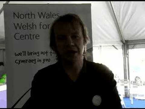 Learncymraeg.org talks to Welsh Actor Llyr Evans