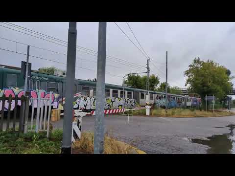 Regionale 10517 Brescia Cremona in arrivo al passaggio a livello della rotonda di Verolanuova