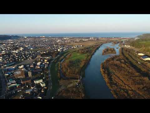 空から三面川を望む（村上市）Aerial view of the Miomote River (Murakami City, Japan)