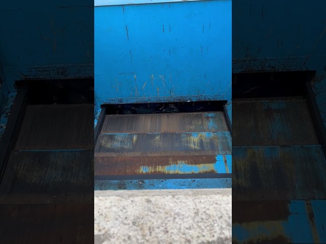 1042595 Garbage compactor with scissor lift table