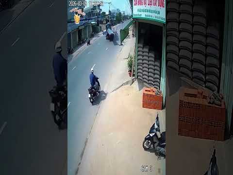 xe chở thép rơi hàng #shorts #giaitri #haihuoc #aikechuyen #doisong #tainan #nguyhiem