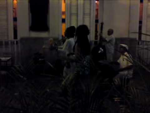 Musica cubana con Habana Mix afuera del Hotel Inglaterra en La Habana
