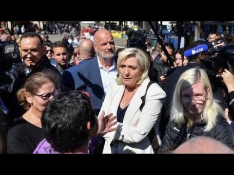 Marine Le Pen change de ton sur la question du voile