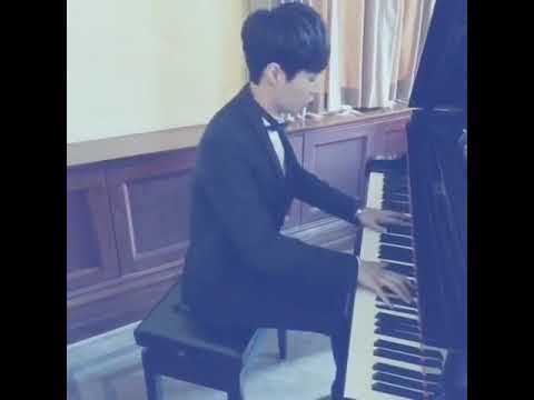 zhang yixing playing piano 😍😍😍