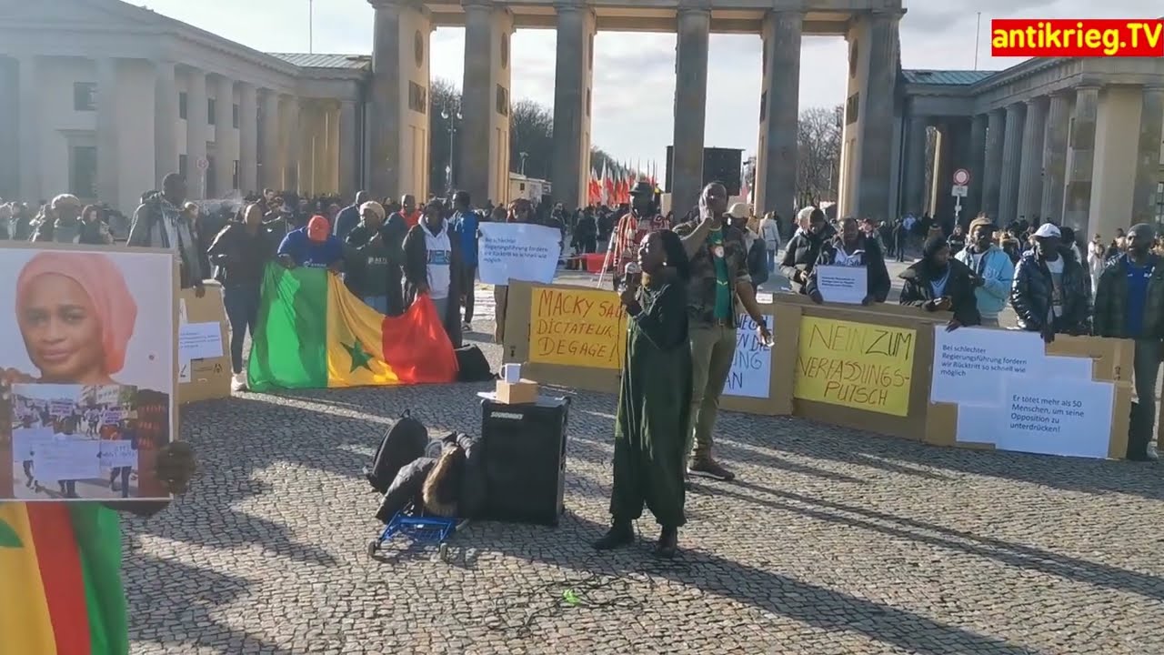 Senegal: Protest gegen den amtierenden Präsidenten Macky Sall / Berlin Brandenburger Tor