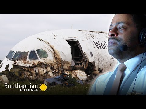 A Pilot Is Stunned to Find Out How Low His Plane Actually Is 😧 Air Disasters | Smithsonian Channel