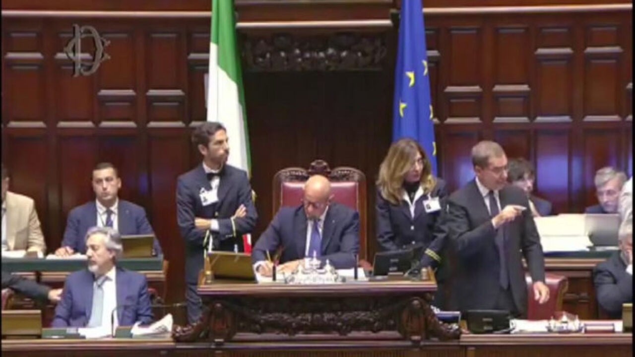 Cecilia Guerra (Pd) intona canto delle mondine "Sebben che siamo Donne" in Aula