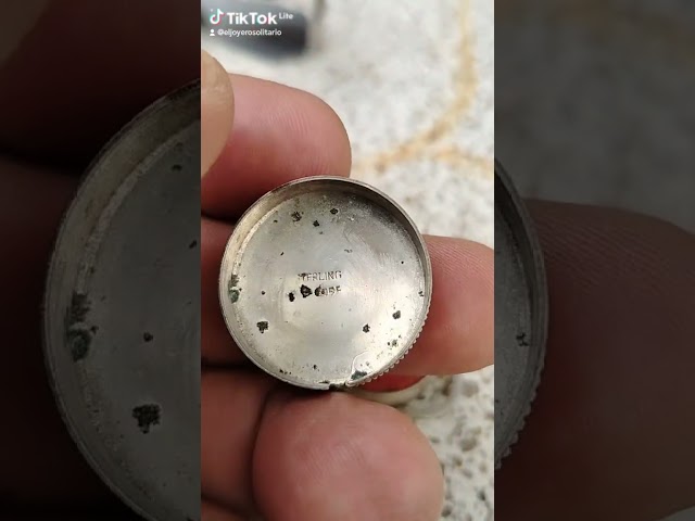 Vídeo relacionado con Relicario de Corazón de Plata de Ley, con Cadena 18 pulgadas