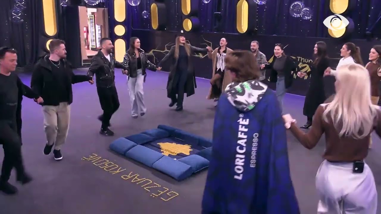 Mes këngëve dhe valleve, banorët puthin flamurin e Kosovës