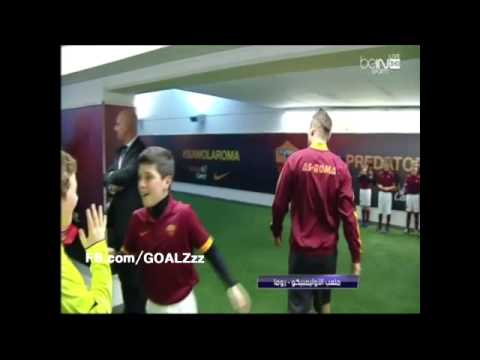 Francesco Totti le hace el día a un niños
