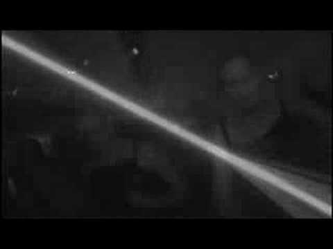 PartyVids.tv : Ik ben je bitch niet! smack my bitch up promo