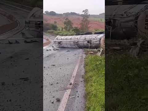 Carreta bate em mureta de concreto na saída para Lagoa Formosa e dificulta o trânsito na BR-352