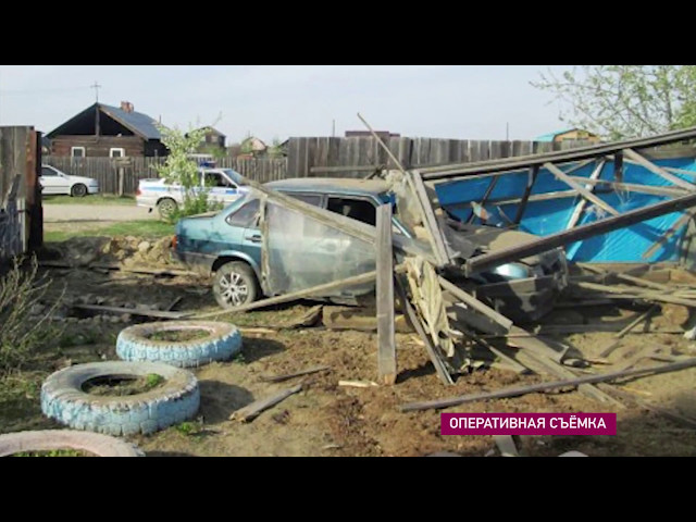 Автомобиль врезался в детскую песочницу