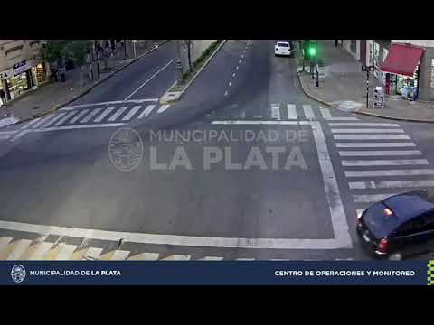 Asi fue el choque de 3 y 44 donde un auto pasó en rojo