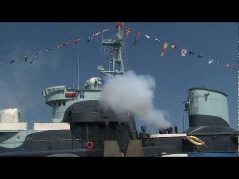 ORP "Błyskawica" - salwa honorowa 21 strzałów armatnich