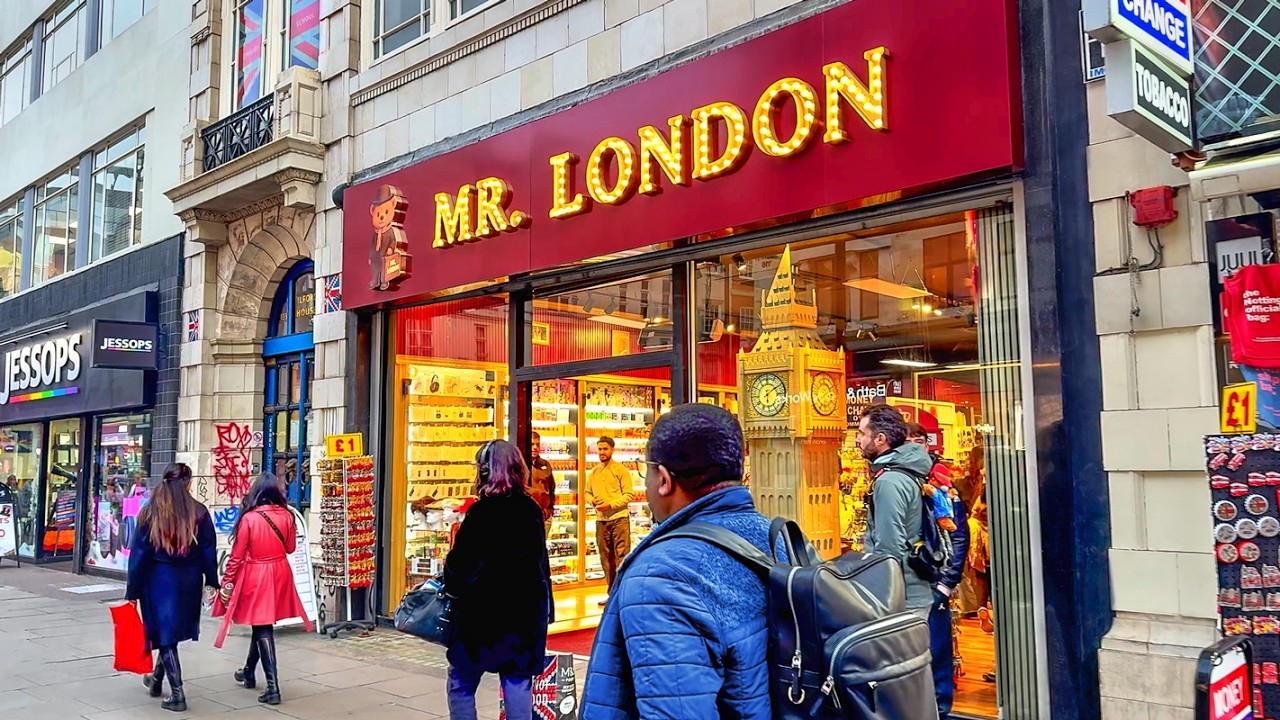 Immersive street-level walking tour through London Piccadilly, England, showcasing authentic urban landscapes, local architecture, and the vibrant atmosphere of the city's neighborhoods