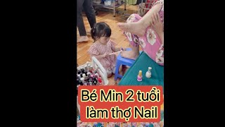 Bé Min 2 tuổi chính thức làm thợ Nail