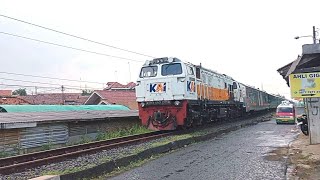 Download lagu WHILE WAITING FOR THE PARAHYANGAN TRAIN, TURANGGA SERIES ON THE PURWAKARTA SINGLE TRACK LINE ‼️ mp3