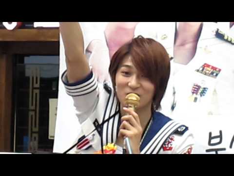 [FANCAM]120806 LEDapple Busan Fansign - KyuMin playing with fans.MOV