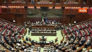 La Camera approva la Manovra, ecco il voto. Protesta con cartelli in Aula il Pd
