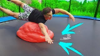 НИКОГДА НЕ ПРЫГАЙТЕ на ГИГАНТСКУЮ БОМБОЧКУ ОРБИЗ на БАТУТ !!!