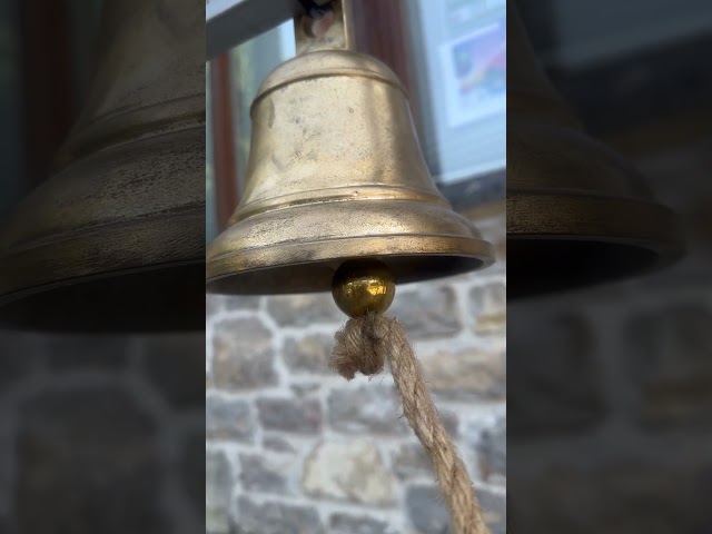 Vídeo relacionado con VABNEER Campana de Mano de Metal - Campanilla de Mesa para Hogar, Aula, Escuela y Eventos - Timbre de Recepción para Navidad, Oficina y Uso Comercial