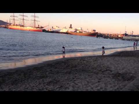 Jenu playing at SFO beach with friend