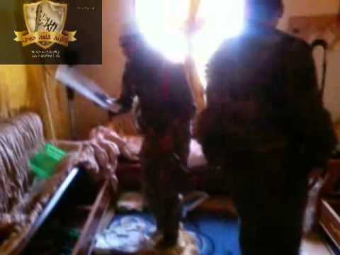 مقطع مسرب يظهر جنود من الجيش السوري يقتحمون منزلاً وينهبونه في إحدى بلدات ريف حمص