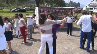 preview picture of video 'Vecinas bailando en la Sesion Vermout  (Fiesta de Santa Ana Queruas)'