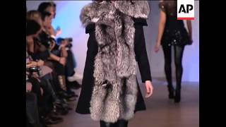 Download lagu Fatima Lopes brings her strong feminine looks to the catwalk mp3 Download lagu Fatima Lopes brings her strong feminine looks to the catwalk mp3