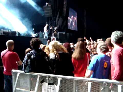 Man tries to stagedive but crashes on Midlife Crisis of Faith No More - Pukkelpop 2009 -