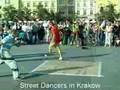 CHŁOPAKI TAŃCZA BREAK-DANCE NA RYNKU ...