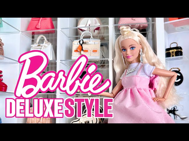 Vídeo relacionado con Barbie Deluxe Style Muñeca n.2 con Pelo Negro, Pierna protésica con Purpurina y Conjunto Barbiecore de Falda y Top Rosa con una Rosa de Adorno y Accesorios, HYV26