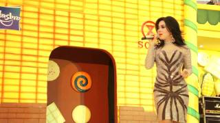 Download lagu Syahrini (Emporium Pluit) - Kau yang Telah Memilih Aku.mpg mp3