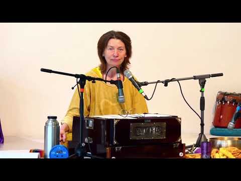 Yogastunde mit Bhagavad Gita Rezitation Kapitel IV -  Vani Devi & Momo